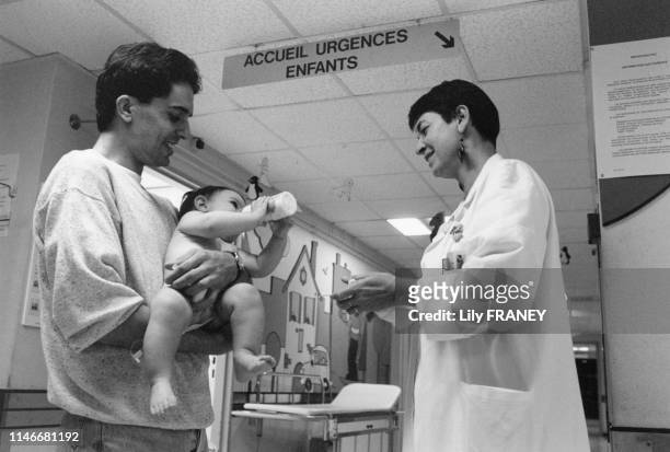 Bébé prenant un biberon aux urgences pédiatriques, au Kremlin-Bicêtre, dans le Val-de-Marne, en 1997, France..