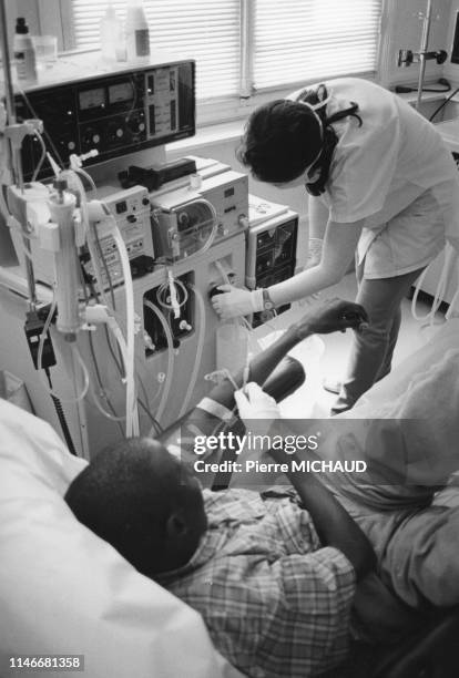 Patient en dialyse dans un hôpital, France.