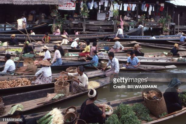 Le marché flottant de Ywana sur le lac Inle, en octobre 1986, Birmanie.