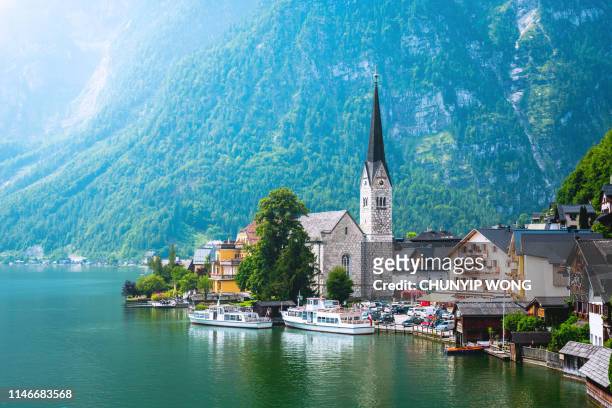 hallstatt village and hallstatter see lake in austria - hallstatt austria stock pictures, royalty-free photos & images