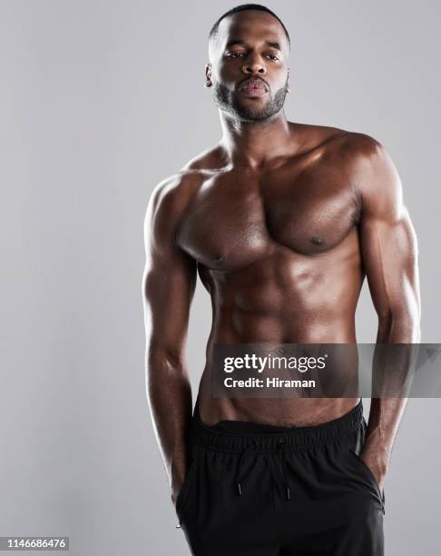 es una estatua viviente perfecta - sin camisa fotografías e imágenes de stock