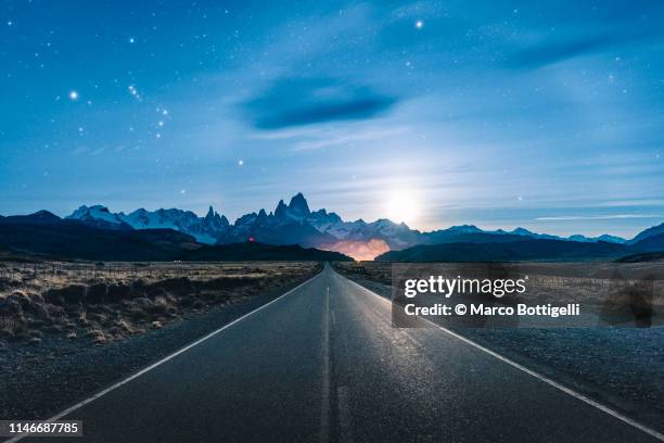 road to el chalten and mt fitz roy, patagonia, argentina - landweg stockfoto's en -beelden