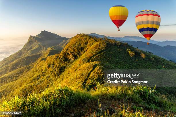 aerial view from colorful hot air balloons flying over with the mist at pha tung mountain in sunrise time - hot air ballon foto e immagini stock