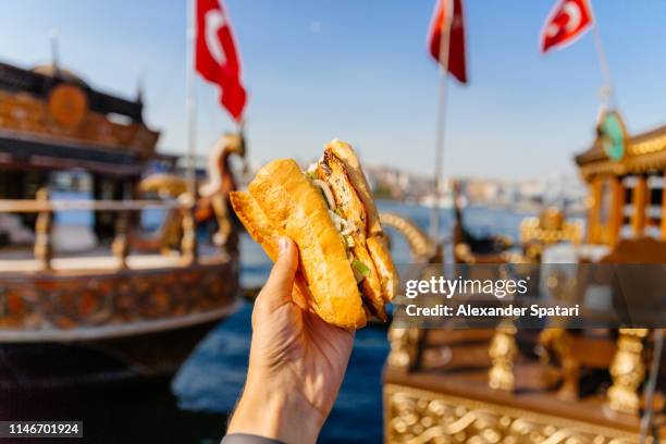 balik ekmek fish sandwich, traditional turkish street food - istanboel europese deel stockfoto's en -beelden
