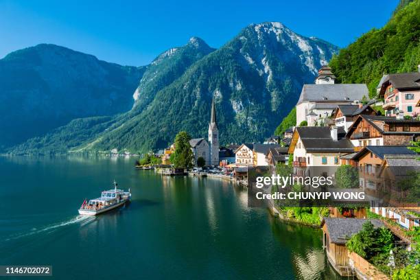 hallstatt village and hallstatter see lake in austria - hallstatt austria stock pictures, royalty-free photos & images