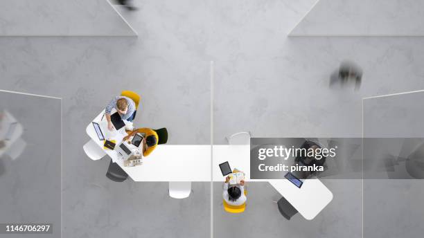 el lugar de trabajo moderno - desk from above fotografías e imágenes de stock