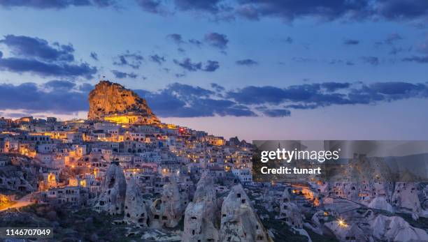 paysage urbain de uchisar, cappadoce, turquie - cheminée de fée photos et images de collection