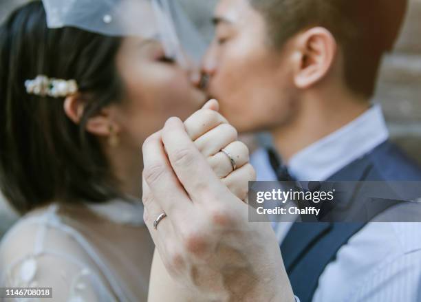 braut und groom - chinese wedding stock-fotos und bilder