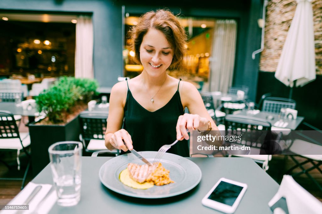 在美食餐廳享用晚餐的婦女