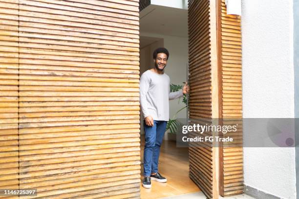 retrato del hombre puerta de apertura-propietario de la casa - brazil open fotografías e imágenes de stock