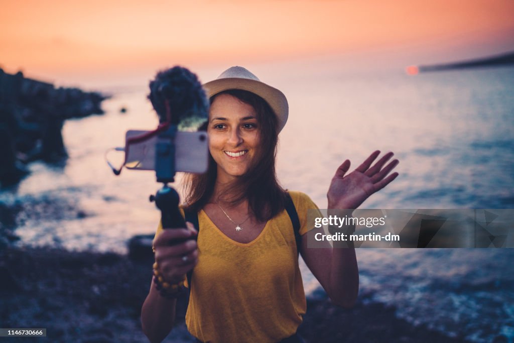 Jonge vrouw VLogging van strand vakantie