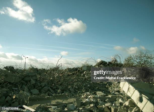 rubble after demolished buildings. - ruína antiga - fotografias e filmes do acervo