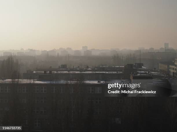 morning smog and air pollution in a industrial city in eastern europe - fallout nucleare foto e immagini stock