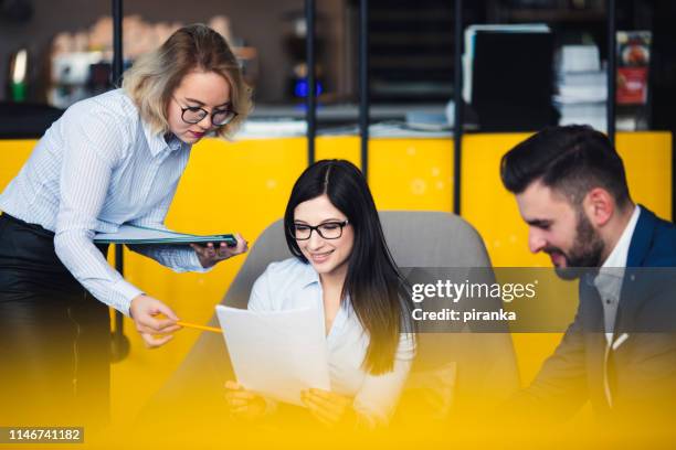 uomini d'affari che lavorano - vestito giallo foto e immagini stock