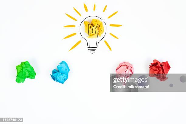crushed pages of paper and a light bulb - moulant photos et images de collection
