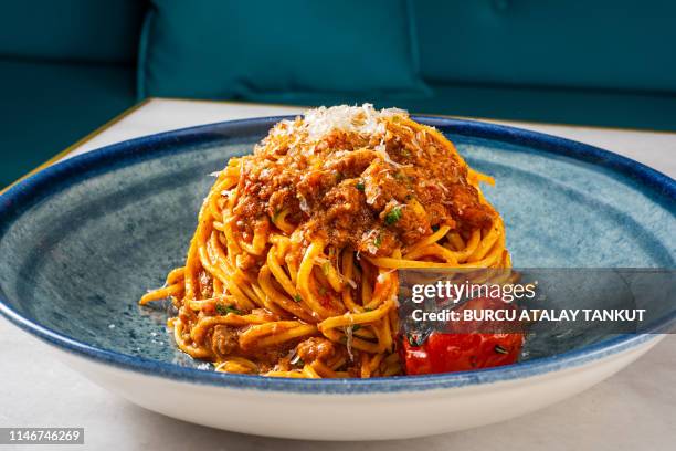 spaghetti bolognese - pasta with bolognese sauce stock pictures, royalty-free photos & images