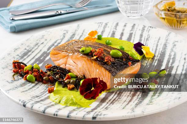 grilled salmon steak - geroosterde zalm stockfoto's en -beelden