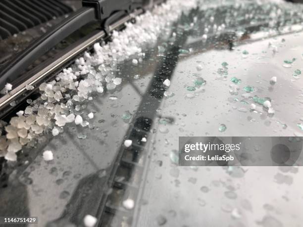 hail on car glass - tormenta de granizo fotografías e imágenes de stock