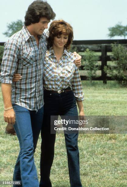 Actor Patrick Duffy and actress Victoria Principal pose for a portrait in 1979 in Los Angeles, California.