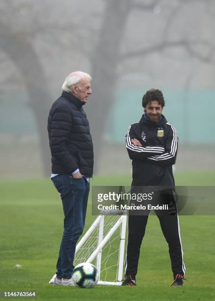 Cesar Menotti talks to Pablo Aimar coach of U20 national team during a training session at Julio H. Grondona Training Camp on May 28, 2019 in Ezeiza,...