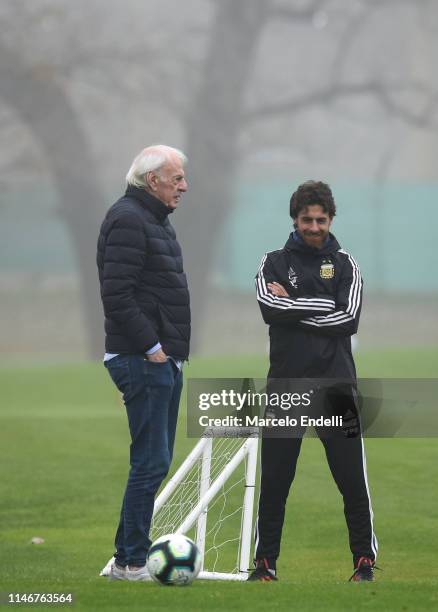 Cesar Menotti talks to Pablo Aimar coach of U20 national team during a training session at Julio H. Grondona Training Camp on May 28, 2019 in Ezeiza,...