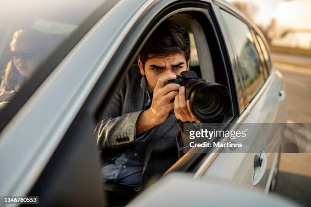 close-up-hombre joven photorapher sentado en el coche - detective fotografías e imágenes de stock