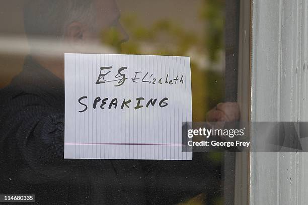 Reporters show notes through a window at the Elizabeth Smart hearing for the sentencing of her kidnapper Brian David Mitchell May 25, 2011 in Salt...