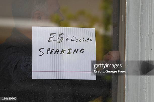 Reporters show notes through a window at the Elizabeth Smart hearing for the sentencing of her kidnapper Brian David Mitchell May 25, 2011 in Salt...