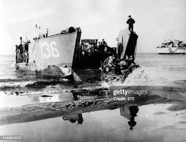 Photo prise en mai 1944 de soldats américains débarquant sur la côte ouest italienne, au sud de Rome, durant la seconde guerre mondiale. Picture...