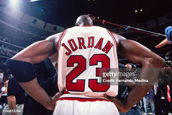 A close-up view of the jersey of Michael Jordan of the Chicago Bulls  Fotografía de noticias - Getty Images