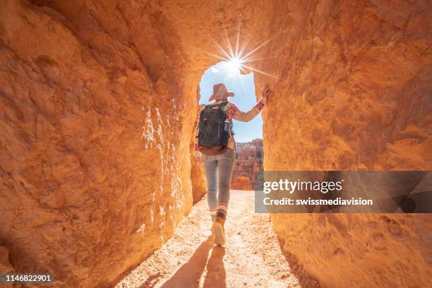 la joven viaja al parque nacional bryce canyon en utah, estados unidos, y la gente viaja a explorar la naturaleza. chica de senderismo en formaciones de roca roja - utah fotografías e imágenes de stock