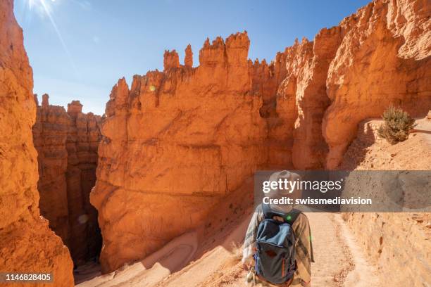 jeune femme voyage parc national de bryce canyon dans l’utah, états-unis, les gens voyagent explorer la nature. randonnée de fille dans les formations de roche rouge - bryce canyon photos et images de collection