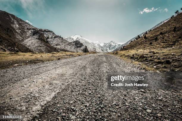 mountain road - mountain roads stock-fotos und bilder