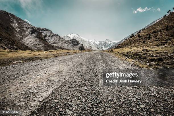 mountain road - chemin de terre photos et images de collection
