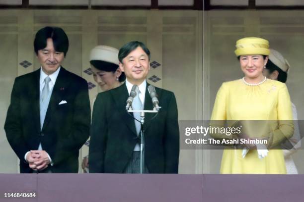 Emperor Naruhito, Empress Masako and Crown Prince Akishino stand on the balcony of the Imperial Palace on May 4, 2019 in Tokyo, Japan.