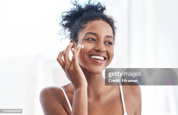 tijd voor een nieuwe start - woman in bathroom stockfoto's en -beelden