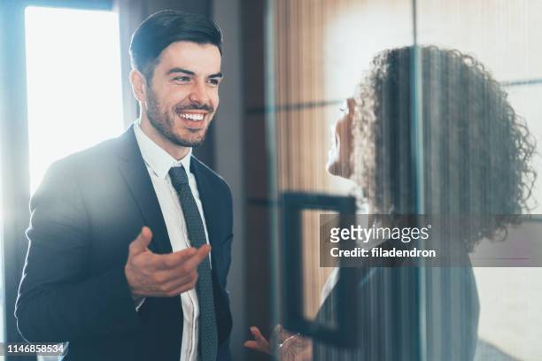 business flirt - kantoorromance stockfoto's en -beelden
