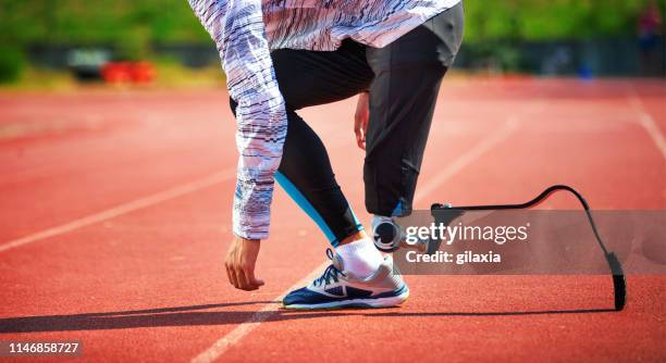 esercizio fisico con gamba protesica. - piede artificiale per lo sport foto e immagini stock