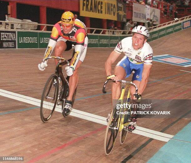 Le Français Florian Rousseau franchit la ligne d'arrivée devant l'Allemand Jeans Fiedler, le 27 septembre sur la piste du Palais Omnisport de Pars...