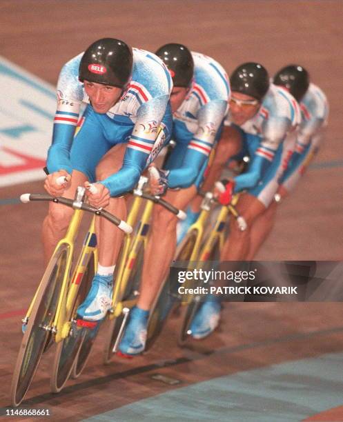 Les coureurs de l'équipe française de cyclisme sur piste sont en action, le 27 septembre sur la piste du POPB de Paris Bercy, lors de la 1e journée...