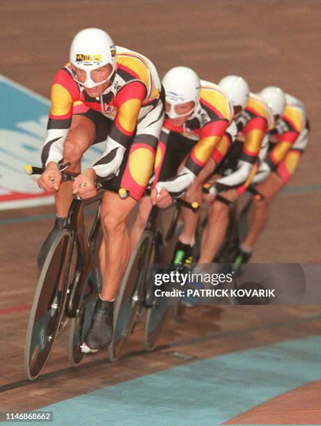 Les coureurs de l'équipe allemande de cyclisme sur piste sont en action, le 27 septembre sur la piste du POPB de Paris Bercy, lors de la 1e journée...