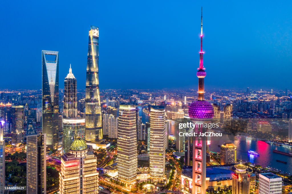 Luftaufnahme der Skyline der Stadt Shanghai in der Dämmerung