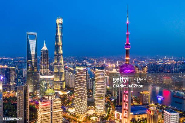 luftaufnahme der skyline der stadt shanghai in der dämmerung - shanghai tower shanghai stock-fotos und bilder