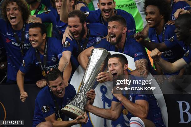 Chelsea's players celebrate with the trophy after winning the UEFA Europa League final football match between Chelsea FC and Arsenal FC at the Baku...
