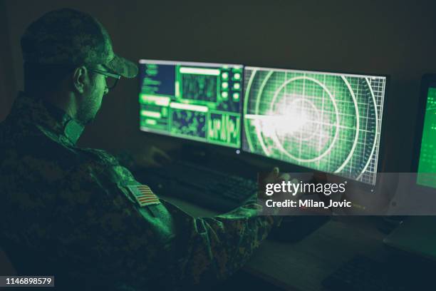 amerikaanse soldaat in hoofdkwartier control center - counter terrorism stockfoto's en -beelden