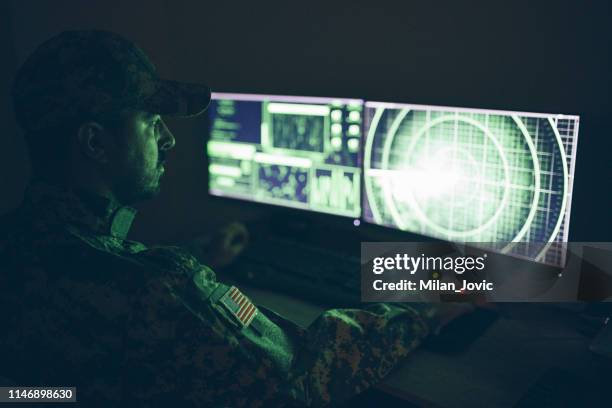 amerikaanse soldaat in hoofdkwartier control center - luchtaanval stockfoto's en -beelden