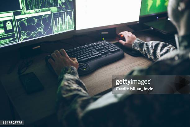 soldato americano nel centro di controllo del quartier generale - forze armate foto e immagini stock