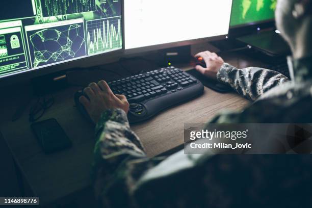 american soldier in headquarter control center - pelotão imagens e fotografias de stock