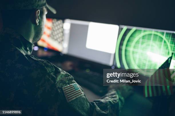 amerikanischer soldat in der zentrale kontrollzentrum - terrorbekämpfung stock-fotos und bilder