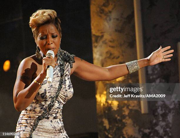 Singer Mary J. Blige performs onstage at the 2009 American Music Awards at Nokia Theatre L.A. Live on November 22, 2009 in Los Angeles, California.